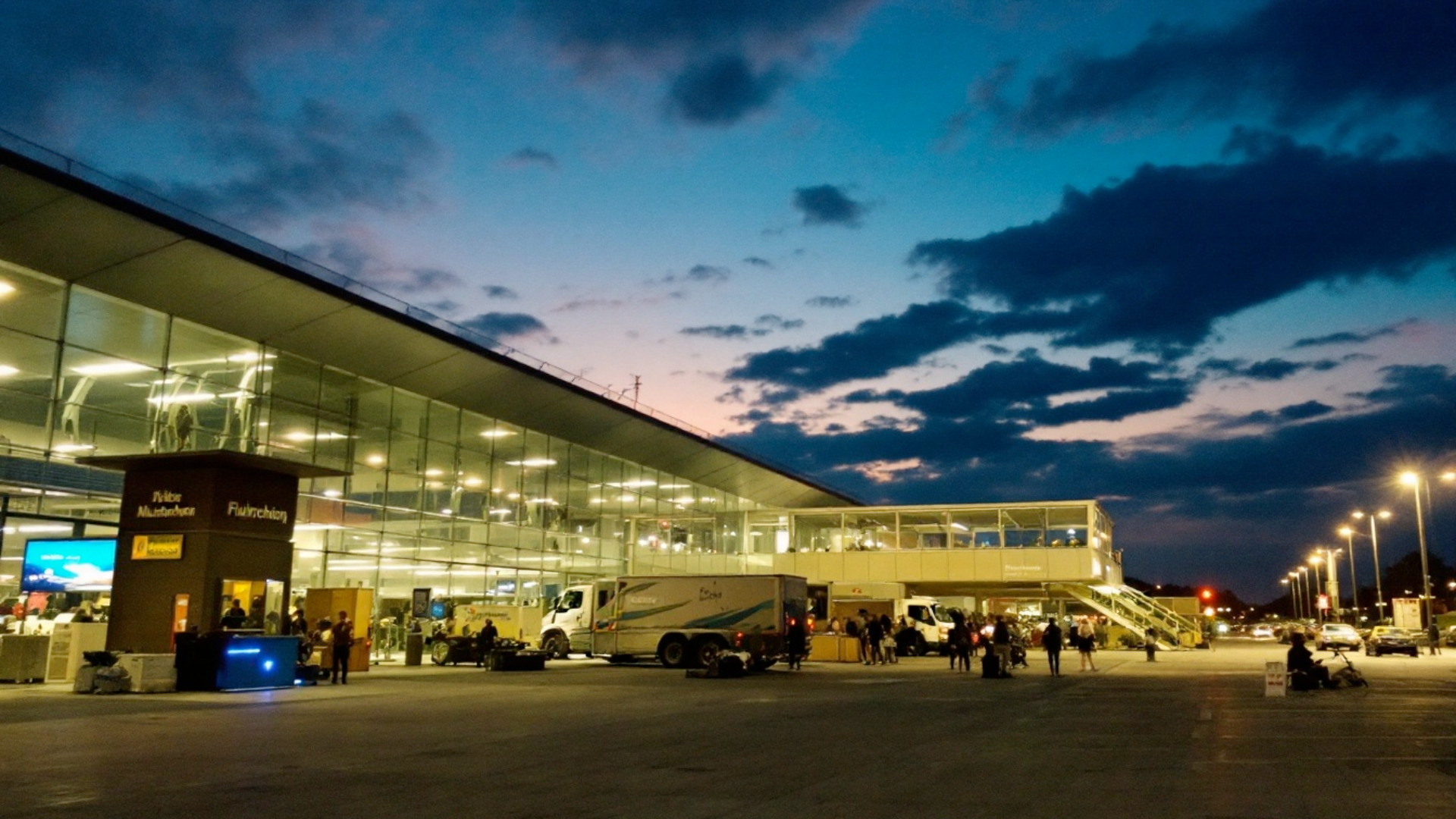 Der Flughafen München eröffnet größten Ladepark für E-Autos in Bayern