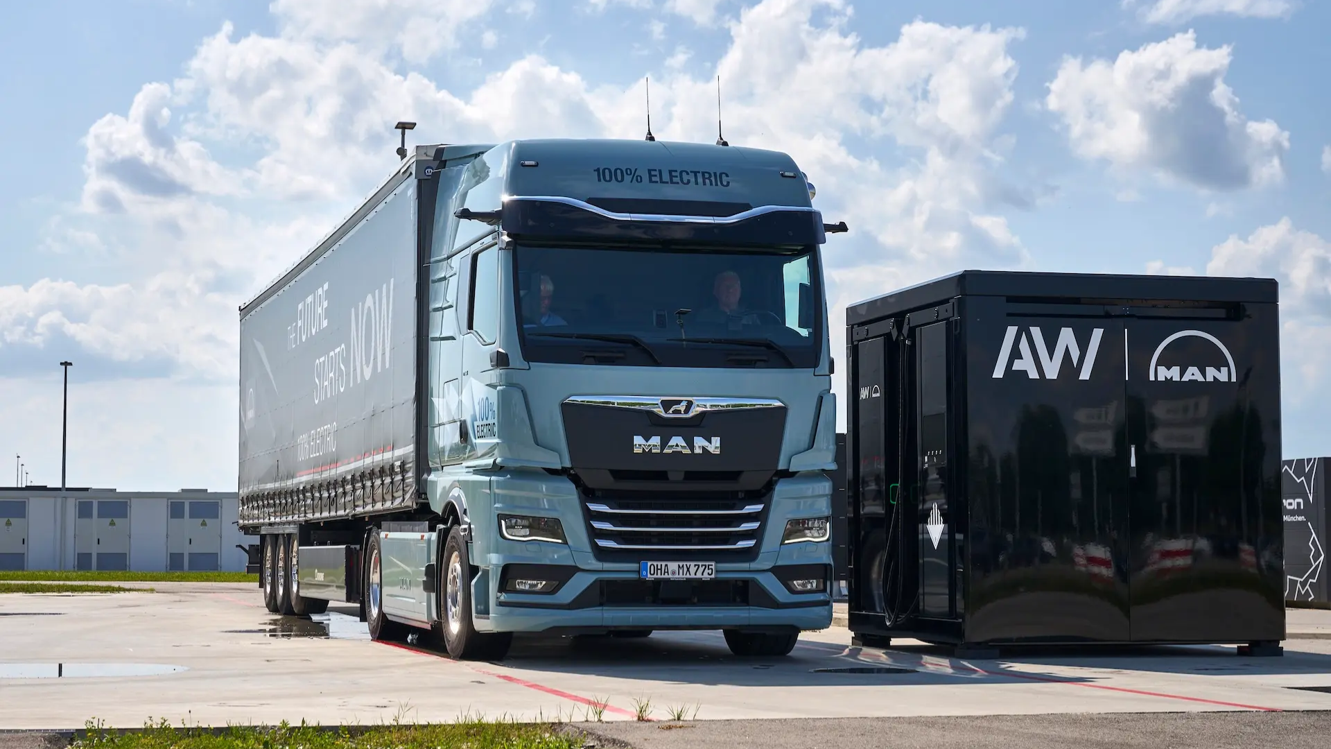 MAN bringt mobilen Schnelllade-Cube für E-Lkw