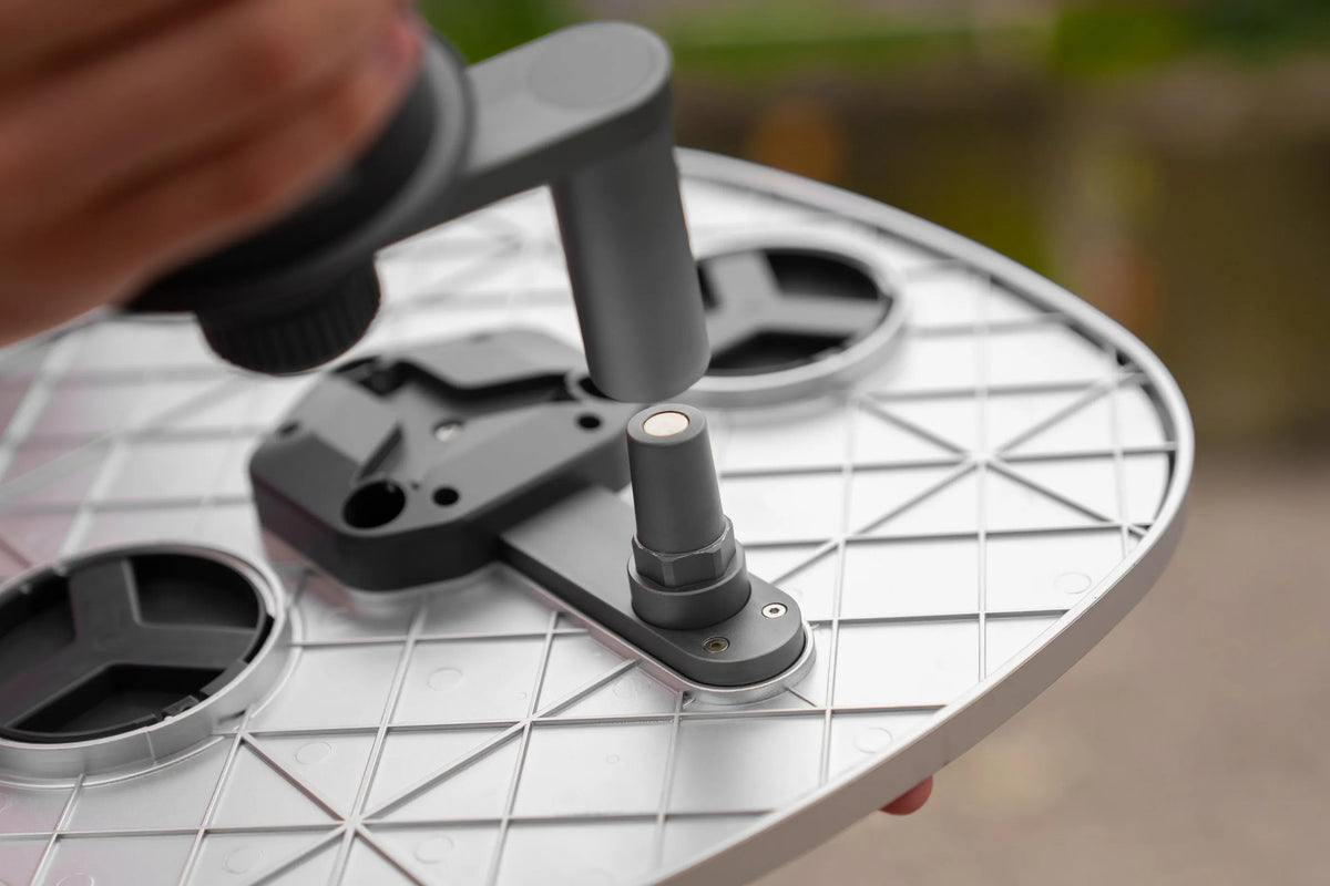 Unterseite der Tischplatte mit magnetischer Sechskant-Aufnahme