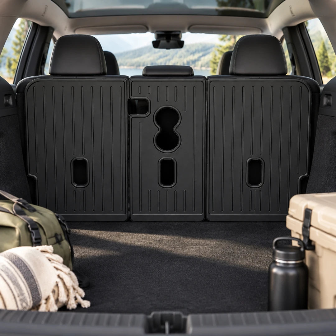 Schutzmatten an den Rücksitzlehnen im Kofferraum des Tesla Model Y Standard