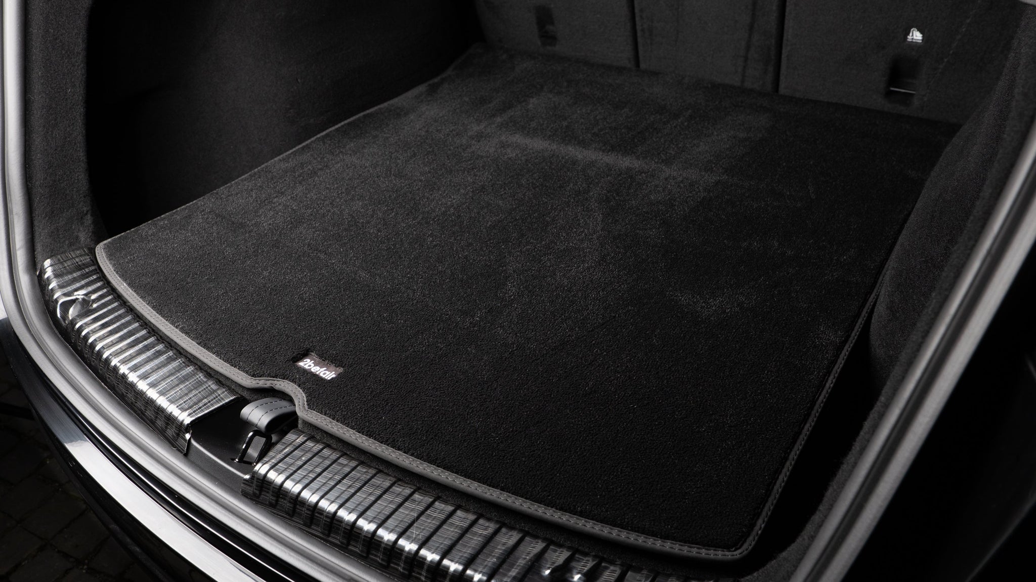 Set di tappetini in moquette 2befair per il bagagliaio della Tesla Model Y