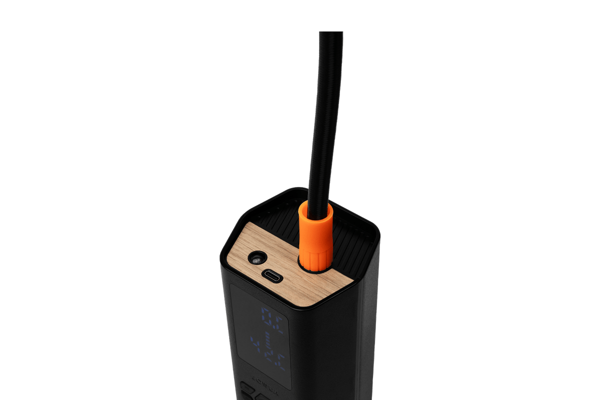 Detailansicht der Anschlüsse: USB-C-Ladebuchse und Halterung für den Ventilanschluss