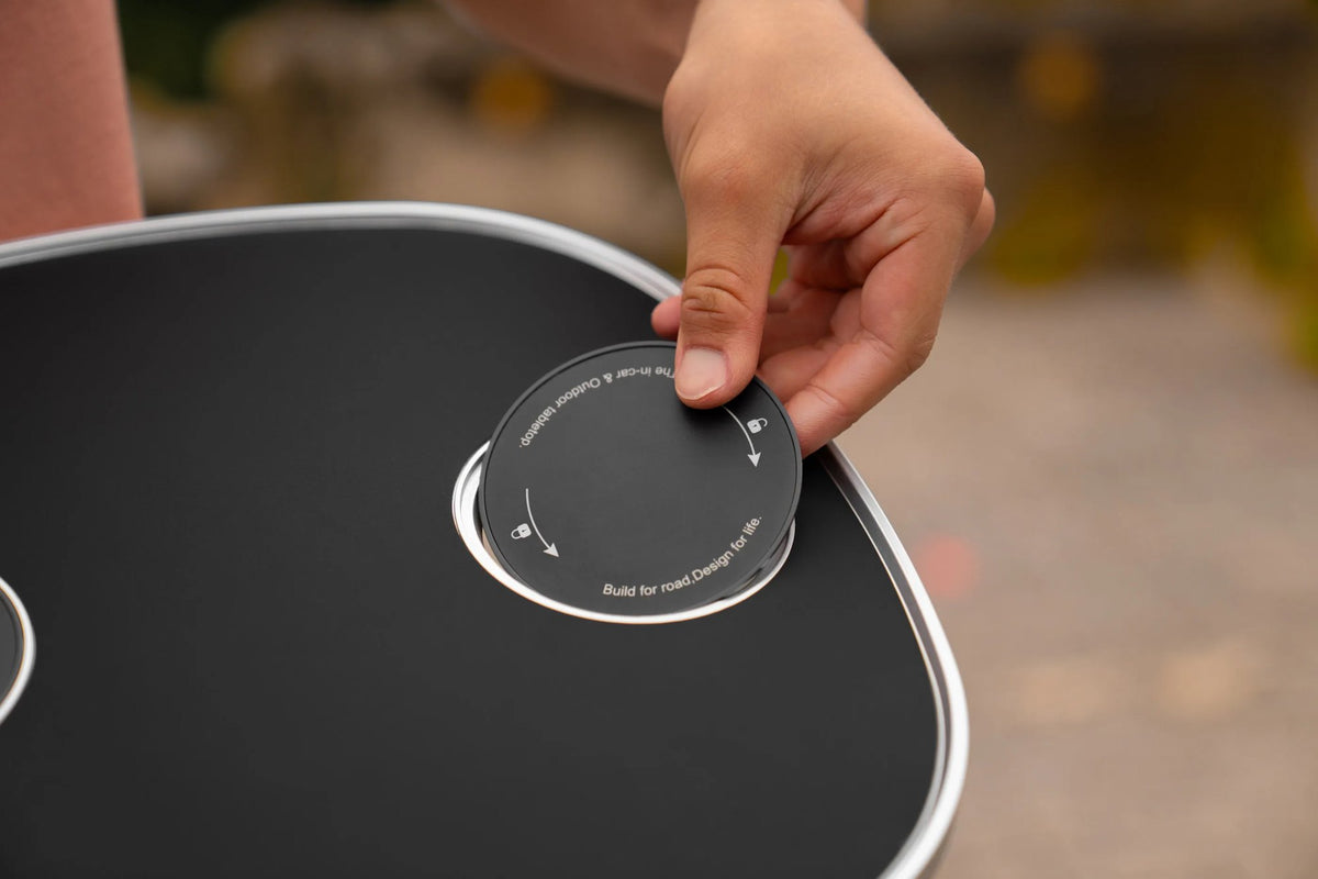 Abdeckplatte des MebaHeart Car Table wird abgenommen
