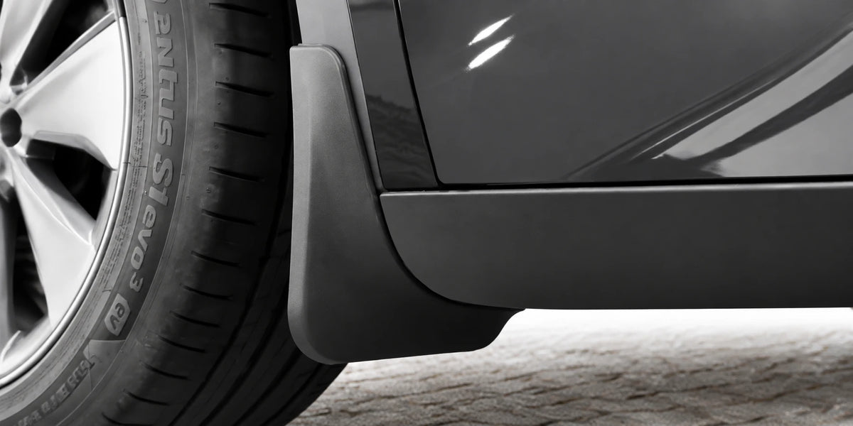 Mudflap hinter dem Vorderrad des Tesla Model Y montiert