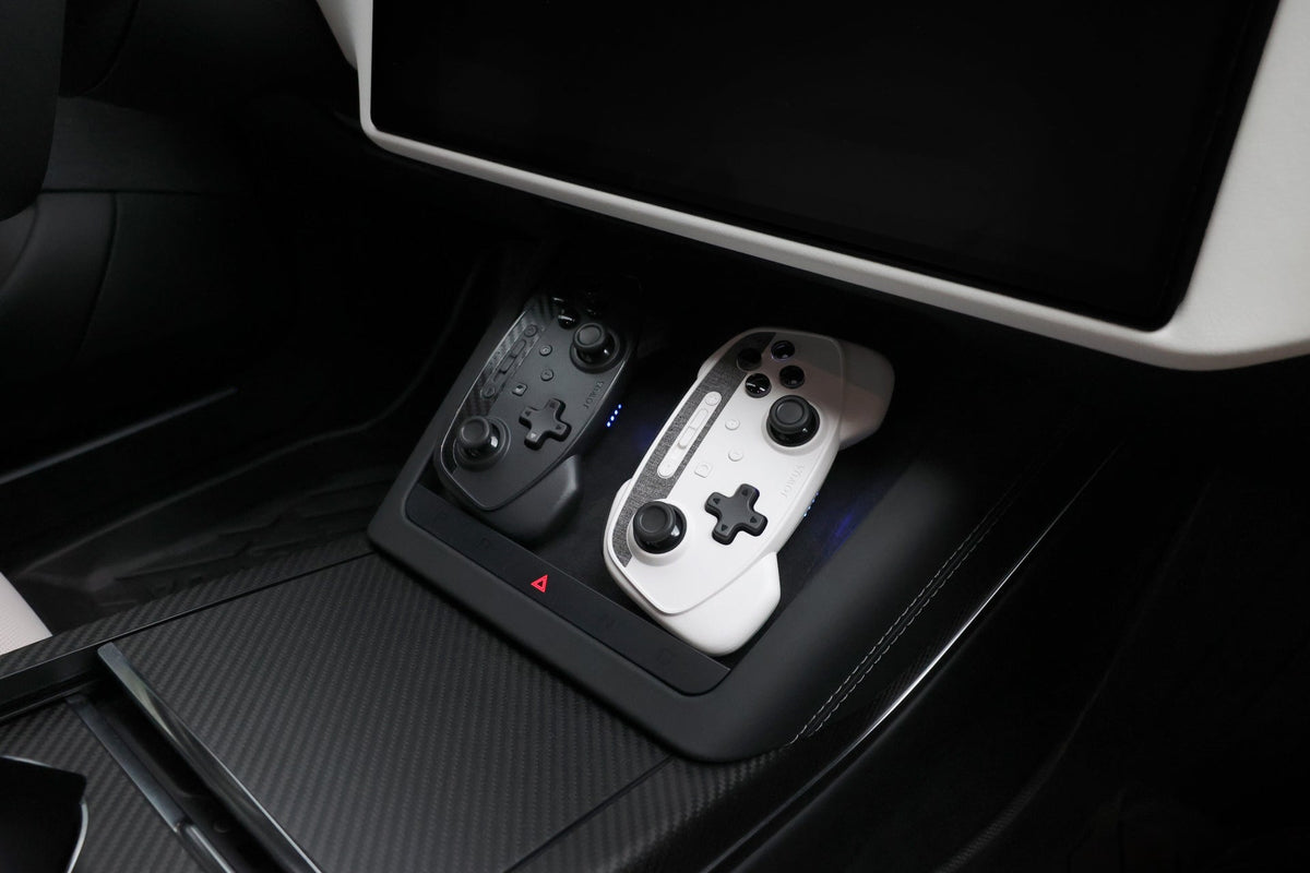 Die Controller in der Ladeschale unter dem Bildschirm eines Tesla Model S
