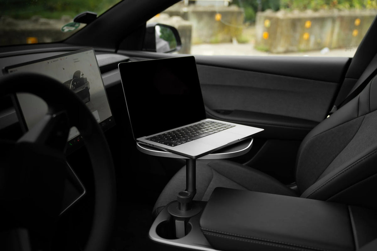 Laptop auf dem MebaHeart Car Table im Tesla-Cockpit