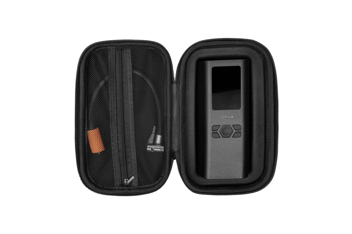 Geöffnetes stoßfestes Etui mit Luftkompressor, Ventiladaptern und USB-C-Kabel
