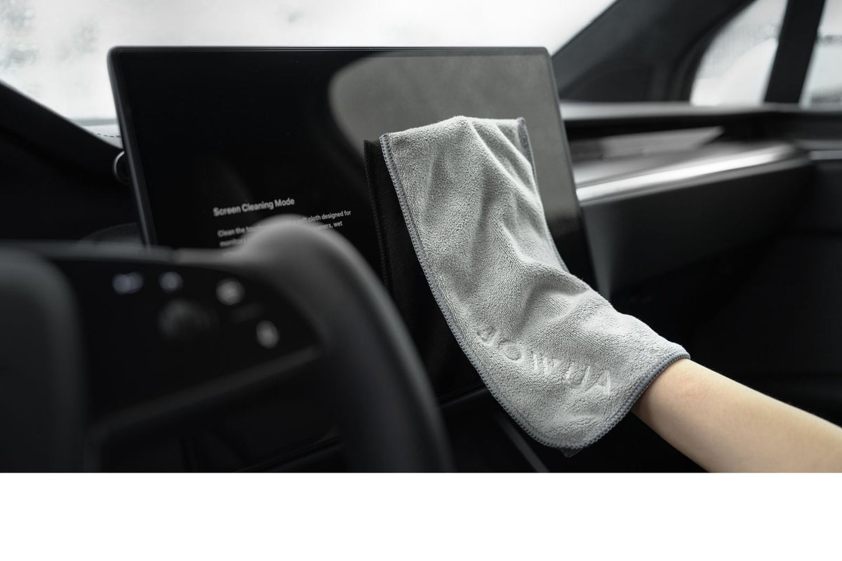 Reinigung des Tesla Touchscreens mit dem Mikrofasertuch im Bildschirm-Reinigungsmodus