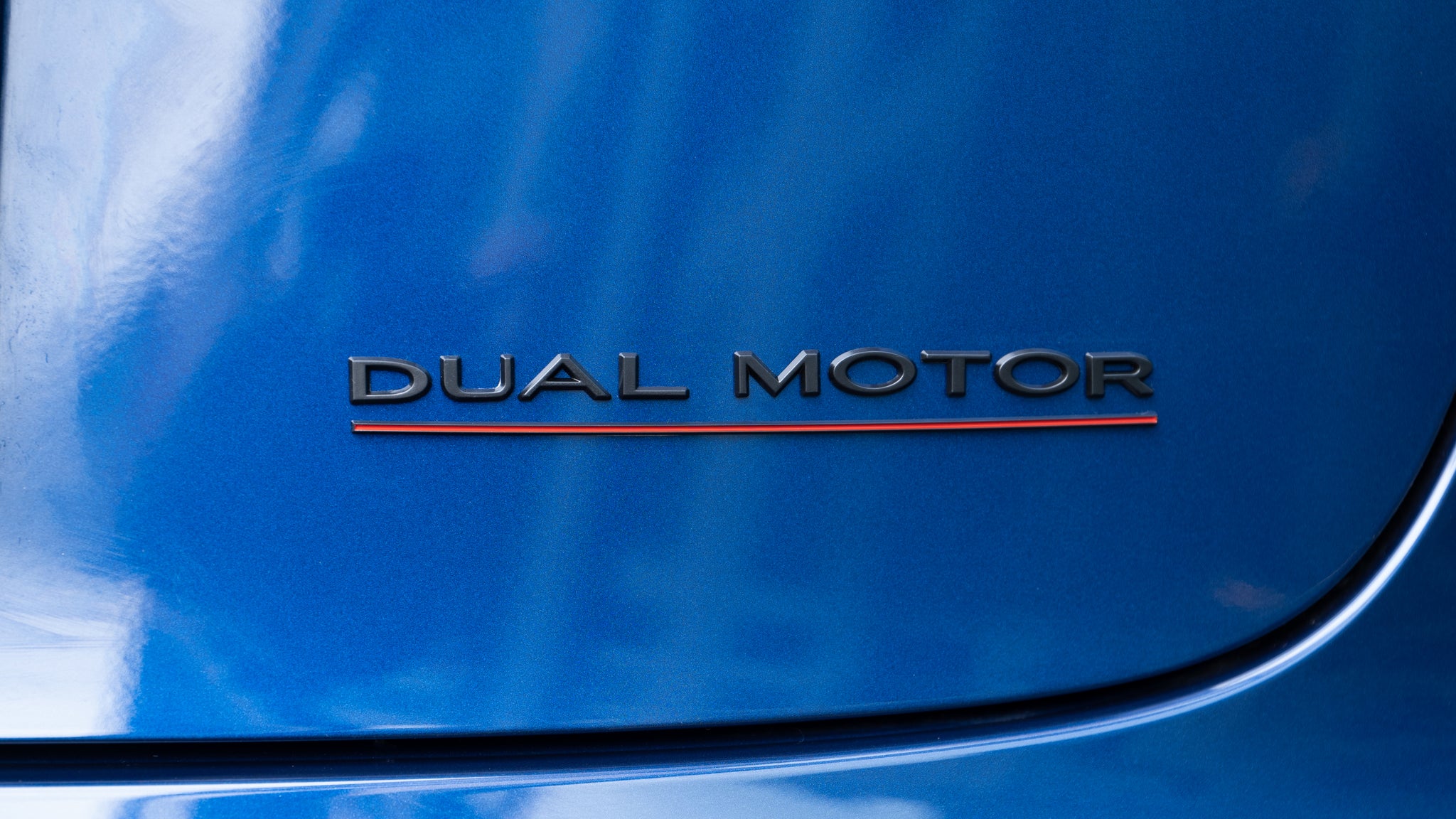 Dual Motor badge in zwart voor de Tesla Model 3/Y