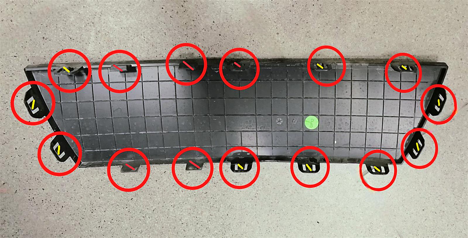 Magnetischer Halter für die Abdeckplatte der Anhängerkupplung des Tesla Model Y