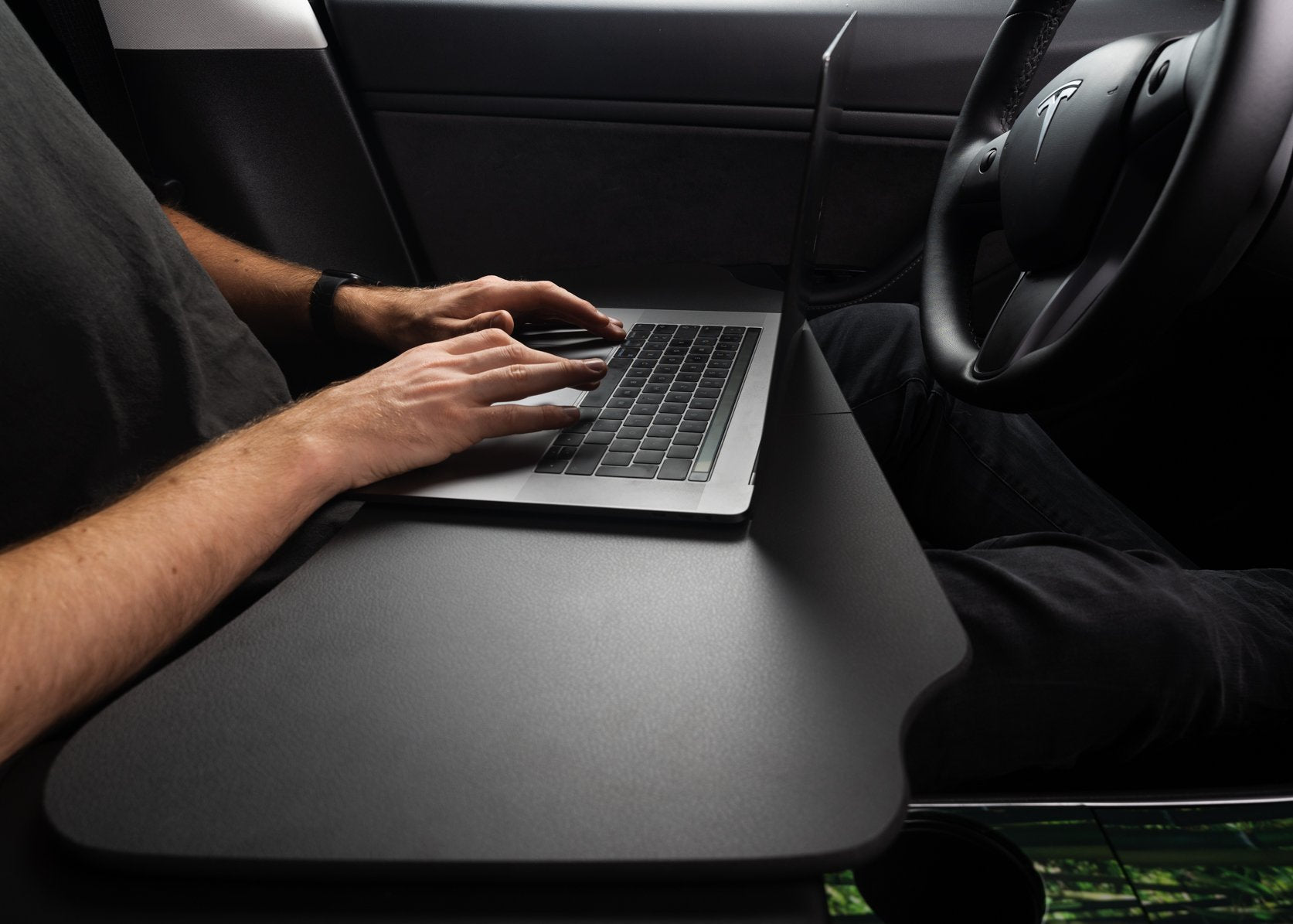 Mobiler Arbeitstisch "TesmeX" für das Tesla Model 3/Y