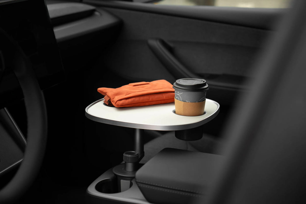 MebaHeart Car Table Weiß mit Kaffee in der Mittelkonsole des Tesla