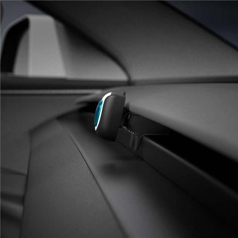 Eingebauter Adapter mit Duftclip im Tesla Innenraum