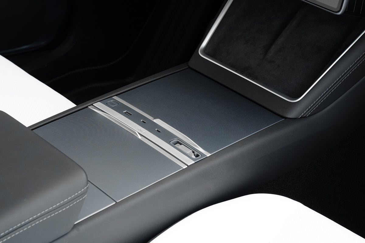 Hub in der Mittelkonsole des Model Y Juniper