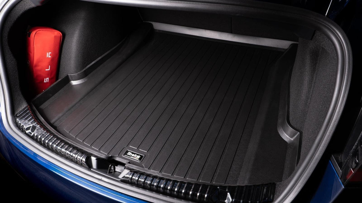 2befair Allwettermatten Set Kofferraum (hinten und vorne) für das Tesla Model 3 – Kofferraummatte im Kofferraum eingelegt