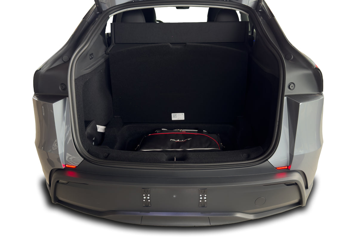 Kjust Sporttasche im Unterflurfach des Tesla Model Y Juniper