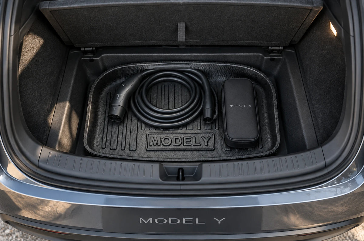 Gummimatte Kabelfach für das Tesla Model Y – im Kabelfach mit Ladekabel