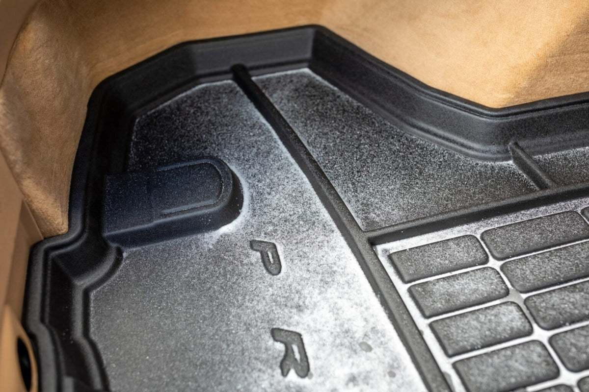 Detail: hoher Rand der Kofferraummatte
