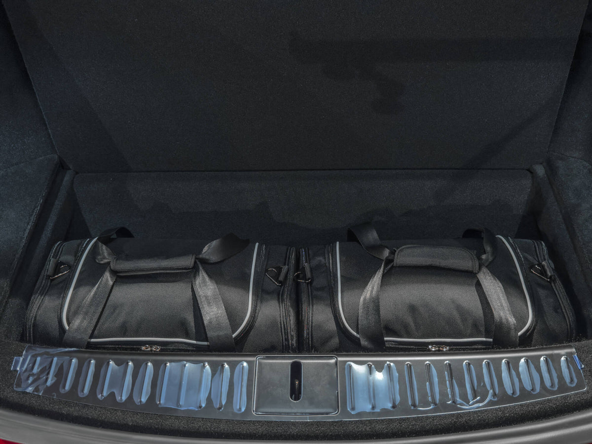 Kjust Sporttaschen im Fach unter dem Kofferraum des Tesla Model S ab 2021