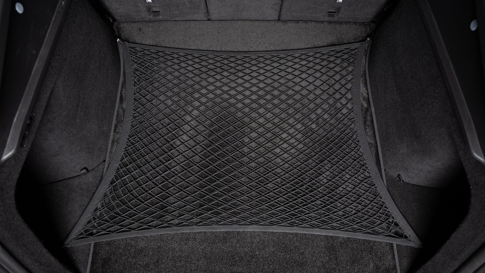 Large luggage net for the trunk