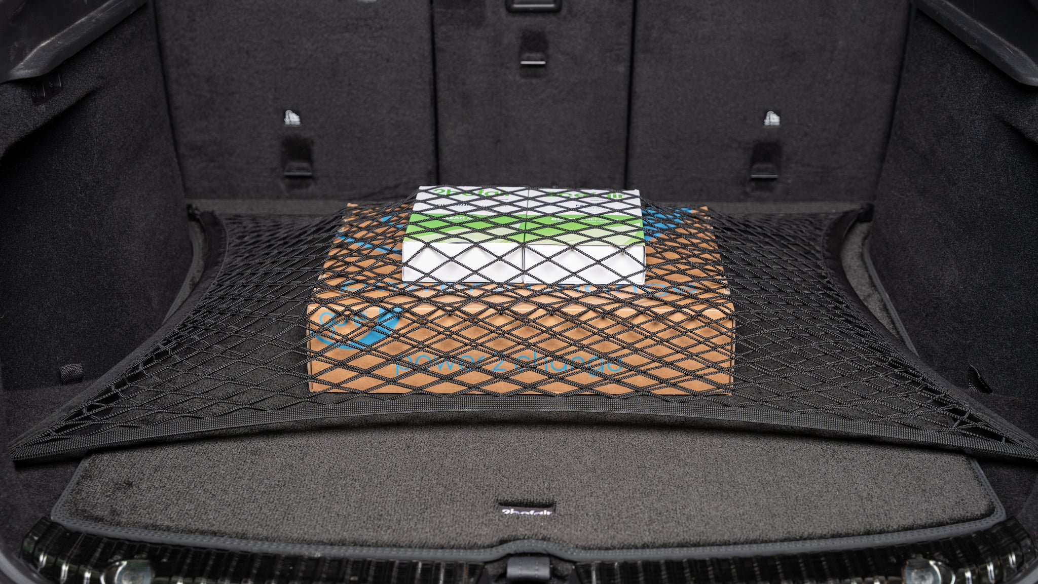 Large luggage net for the trunk