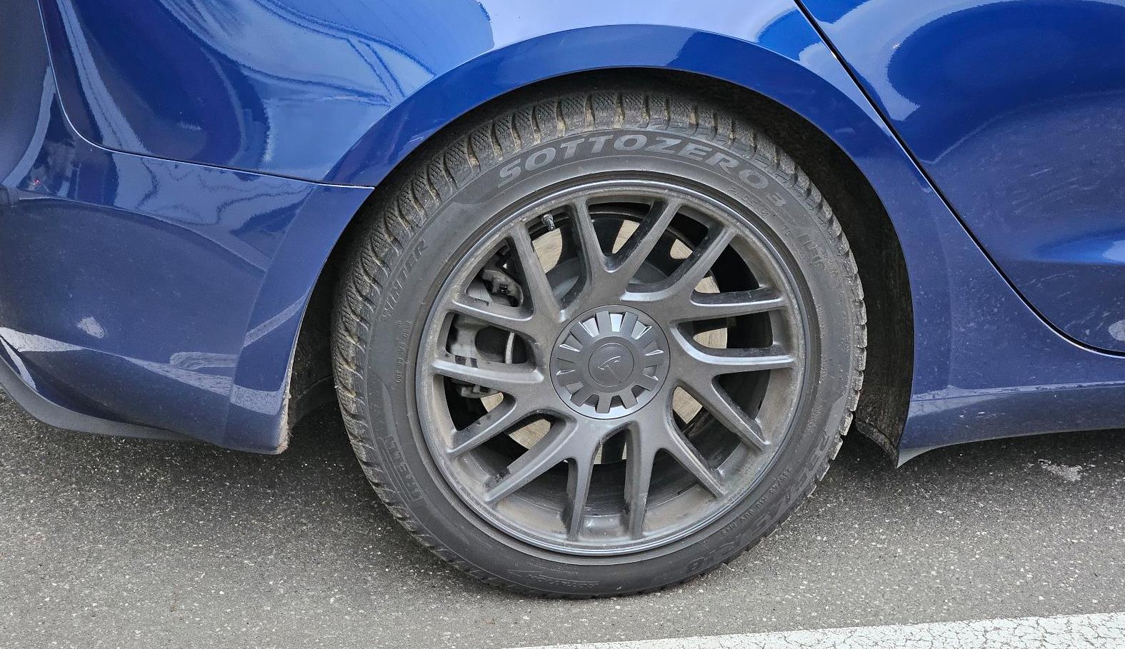 Large wheel hub cover (4x) for 18 "Photon rims of the Tesla Model 3 Highland