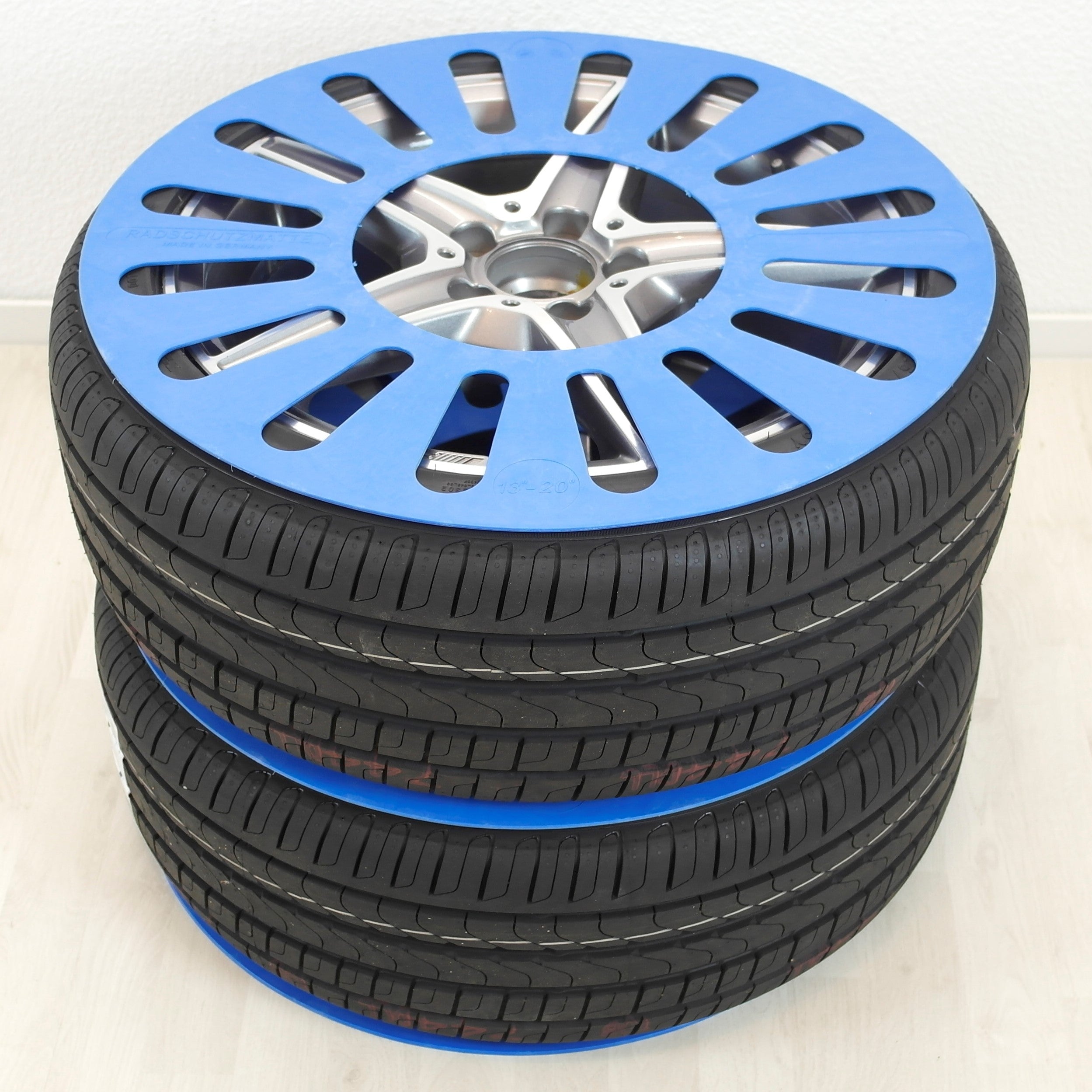 Rad protection mats for the storage of bikes