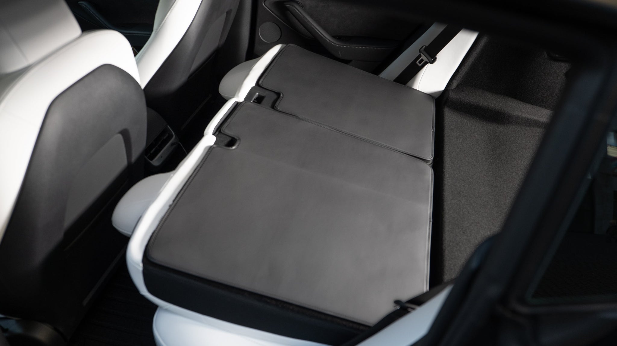 Protections for the back of the back seat of the Tesla Model 3
