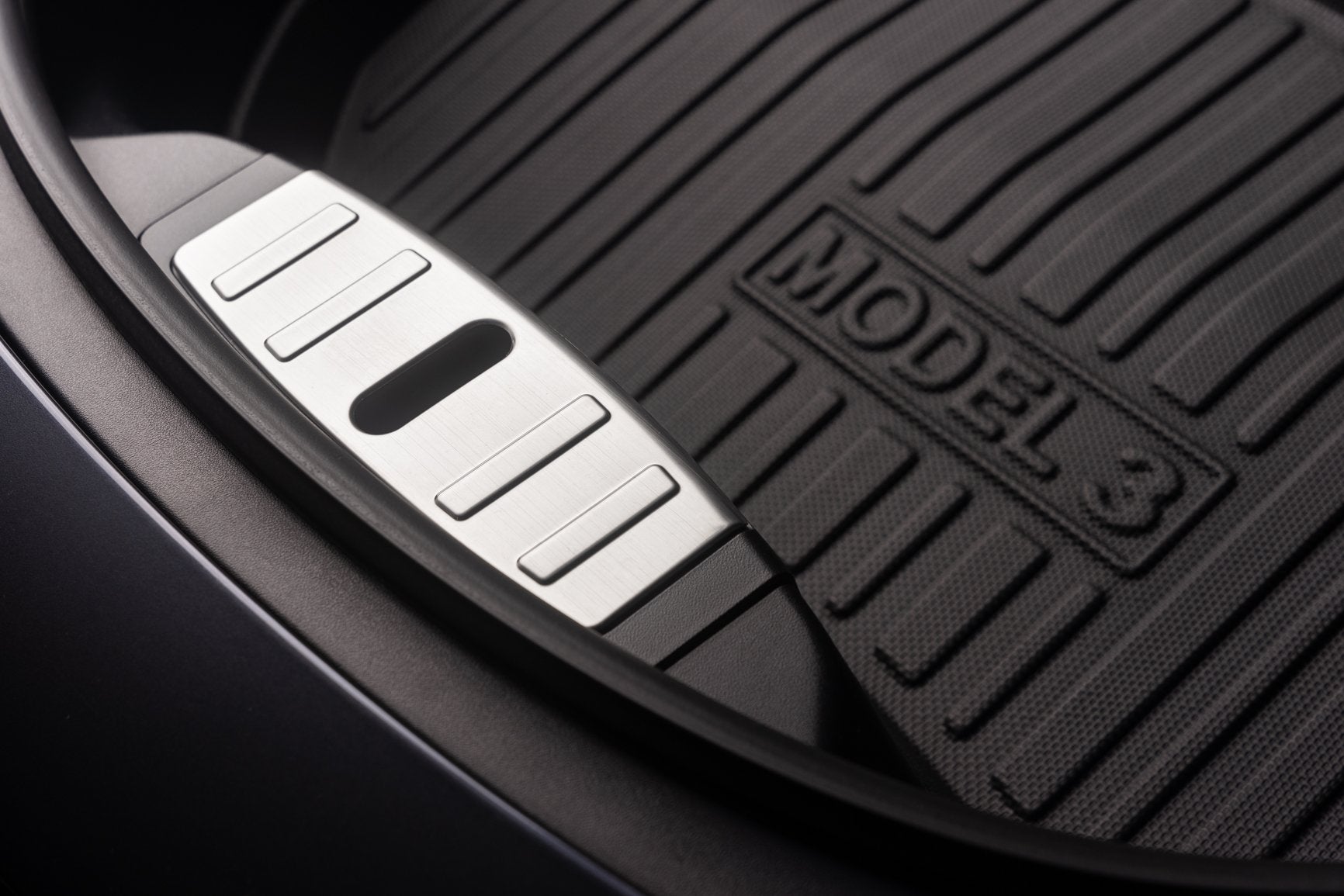 Protective panel (front of the trunk) for the Tesla Model 3