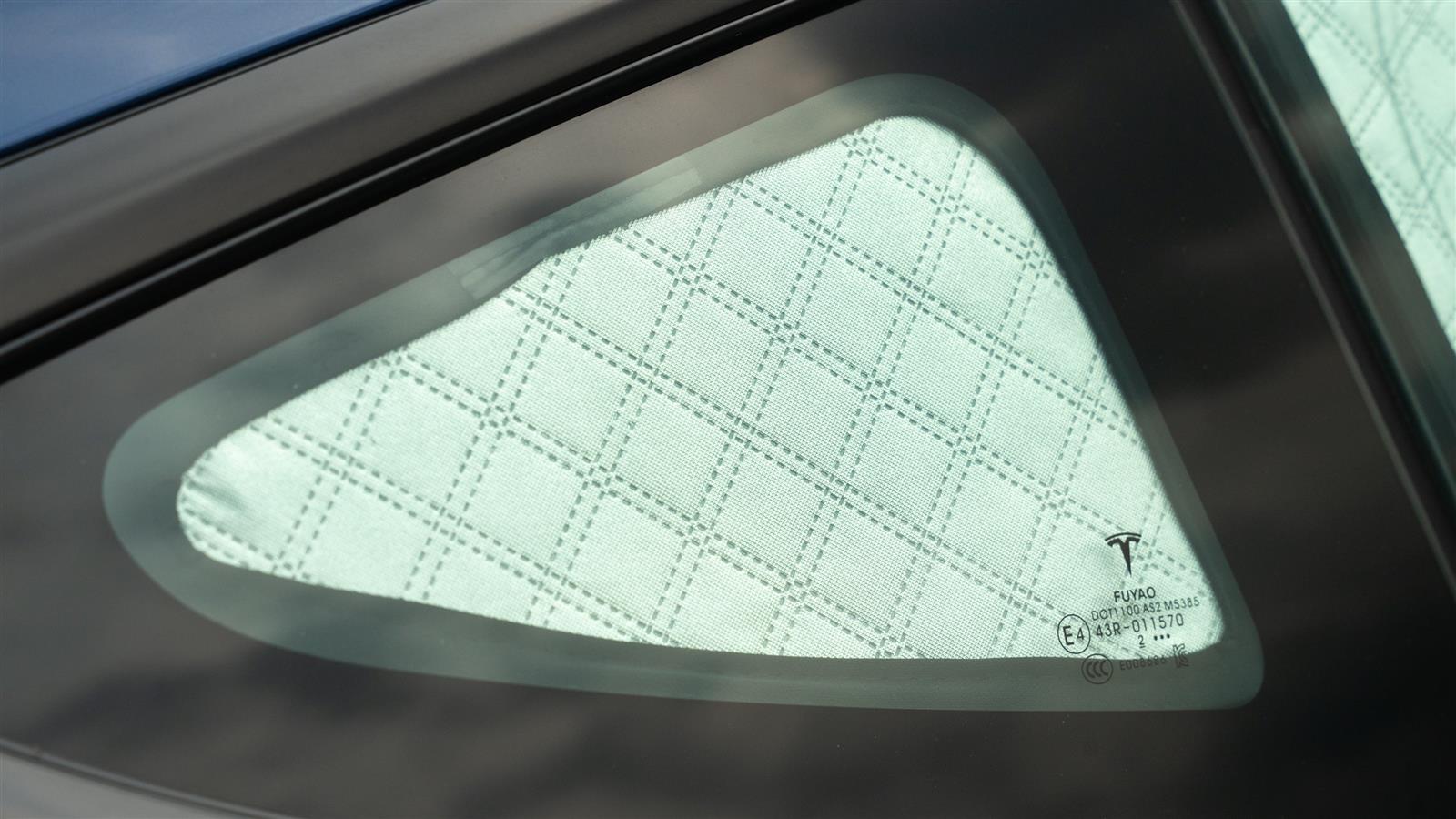 Pages/rear slices of sun and privacy protection for the Tesla Model 3