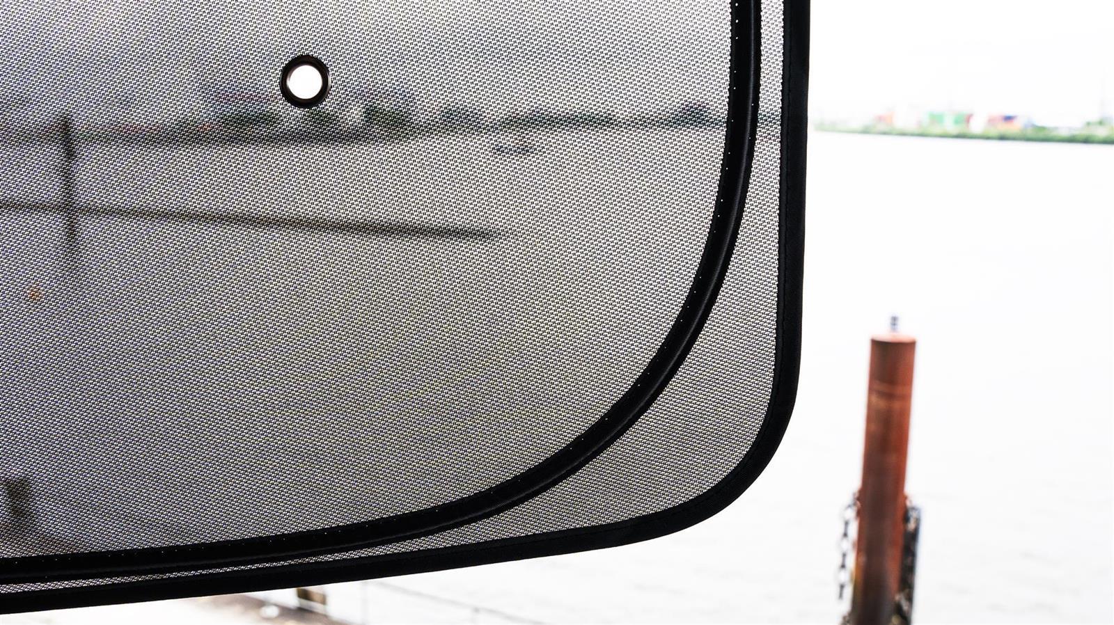Pages sun protection for the rear seats of the Tesla Model Y